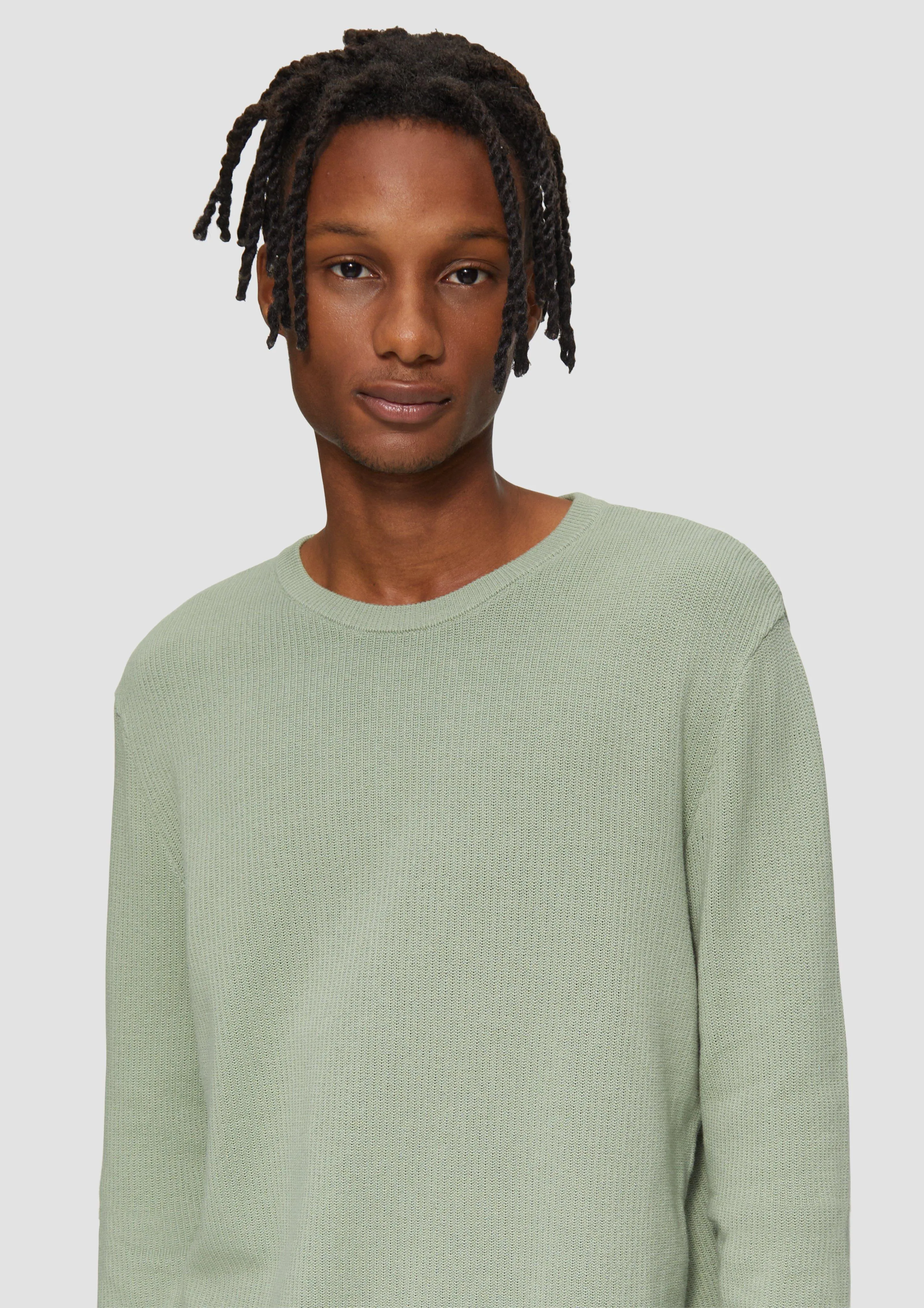 Knitted jumper with a ribbed texture