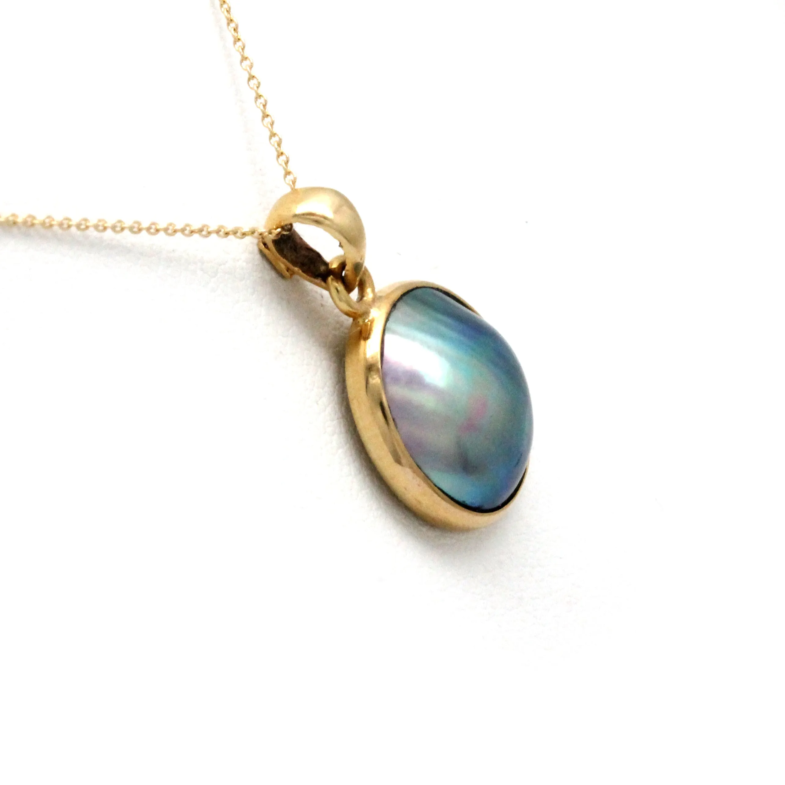 Lustrous green/pink Cortez Mabe Pearl Pendant in 14K Yellow Gold