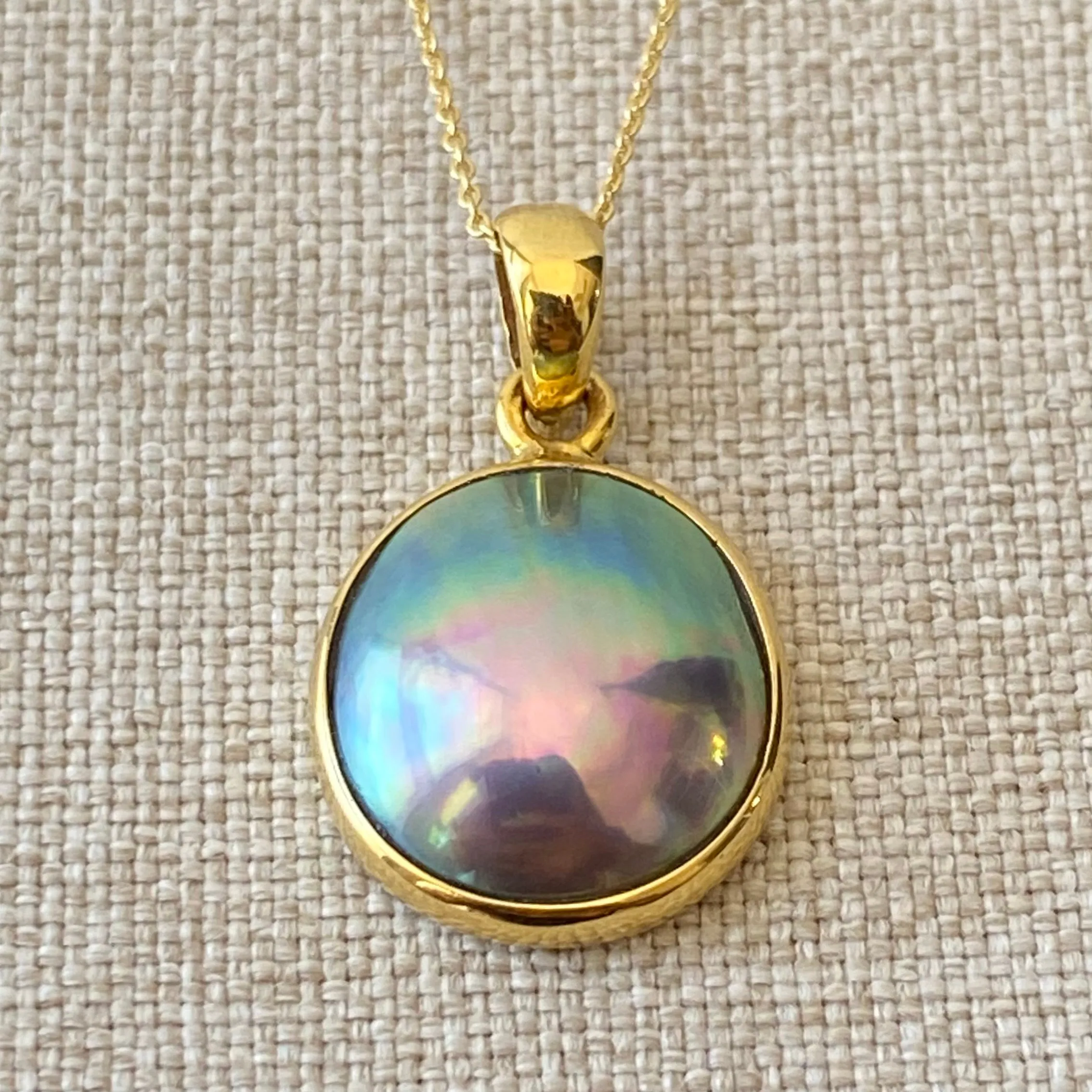 Lustrous green/pink Cortez Mabe Pearl Pendant in 14K Yellow Gold