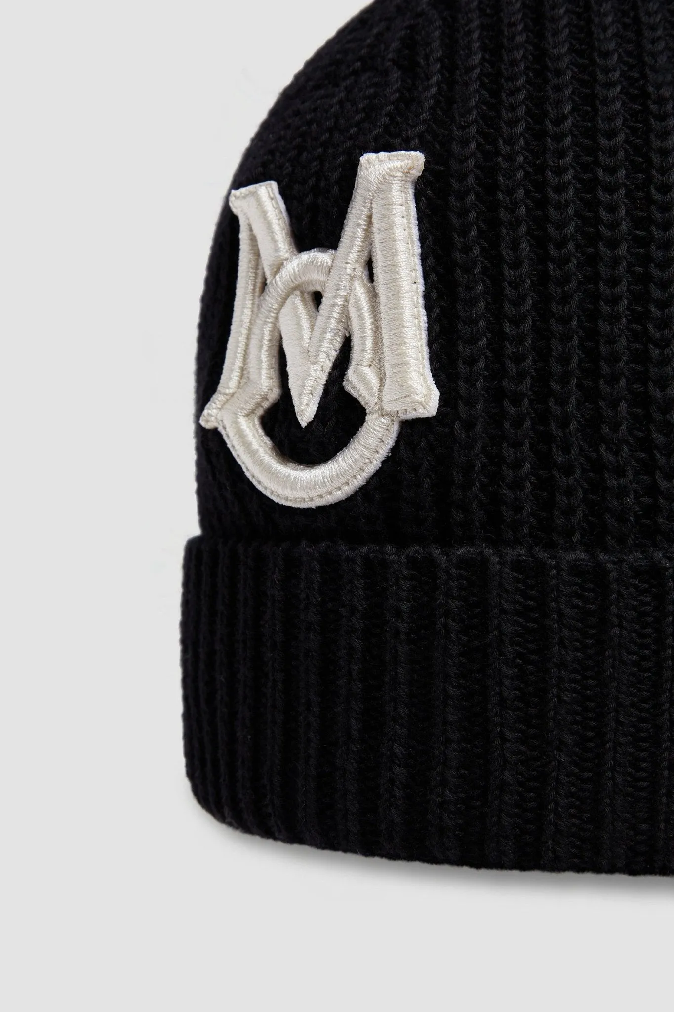 Moncler - Bonnet black à monogramme brodé