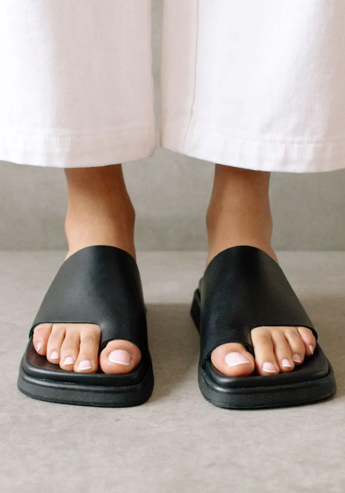 TOE RING FLOP BLACK